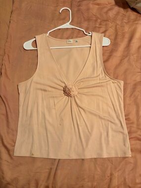 Aritizia Sleeveless V-Neck Rosette Accent Tank Top - Pale Peach/baby pink